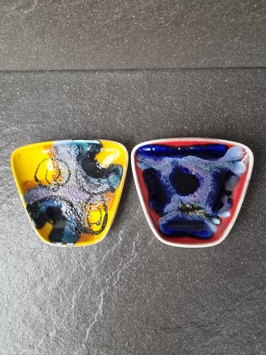 Two poole delphis pin - pin, dishes