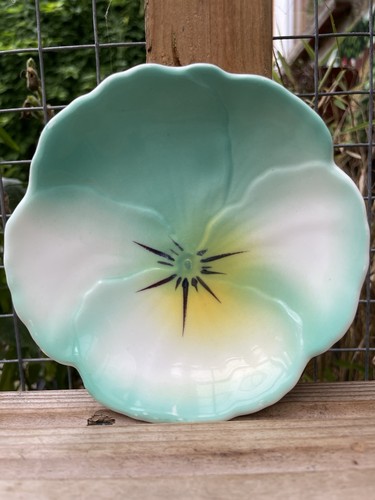Molded mint green pansy pin - mint,