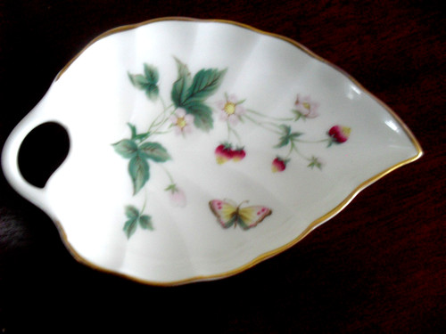 Leaf shaped pin dish with - leaf,